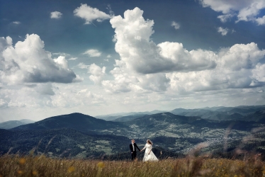 Amazing scene from a wedding day captured by Oleh Kolos